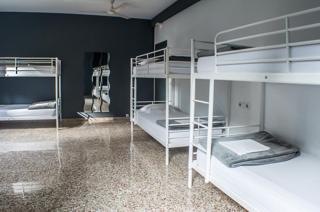 Quart Youth Hostel & Apartments Valencia Room photo